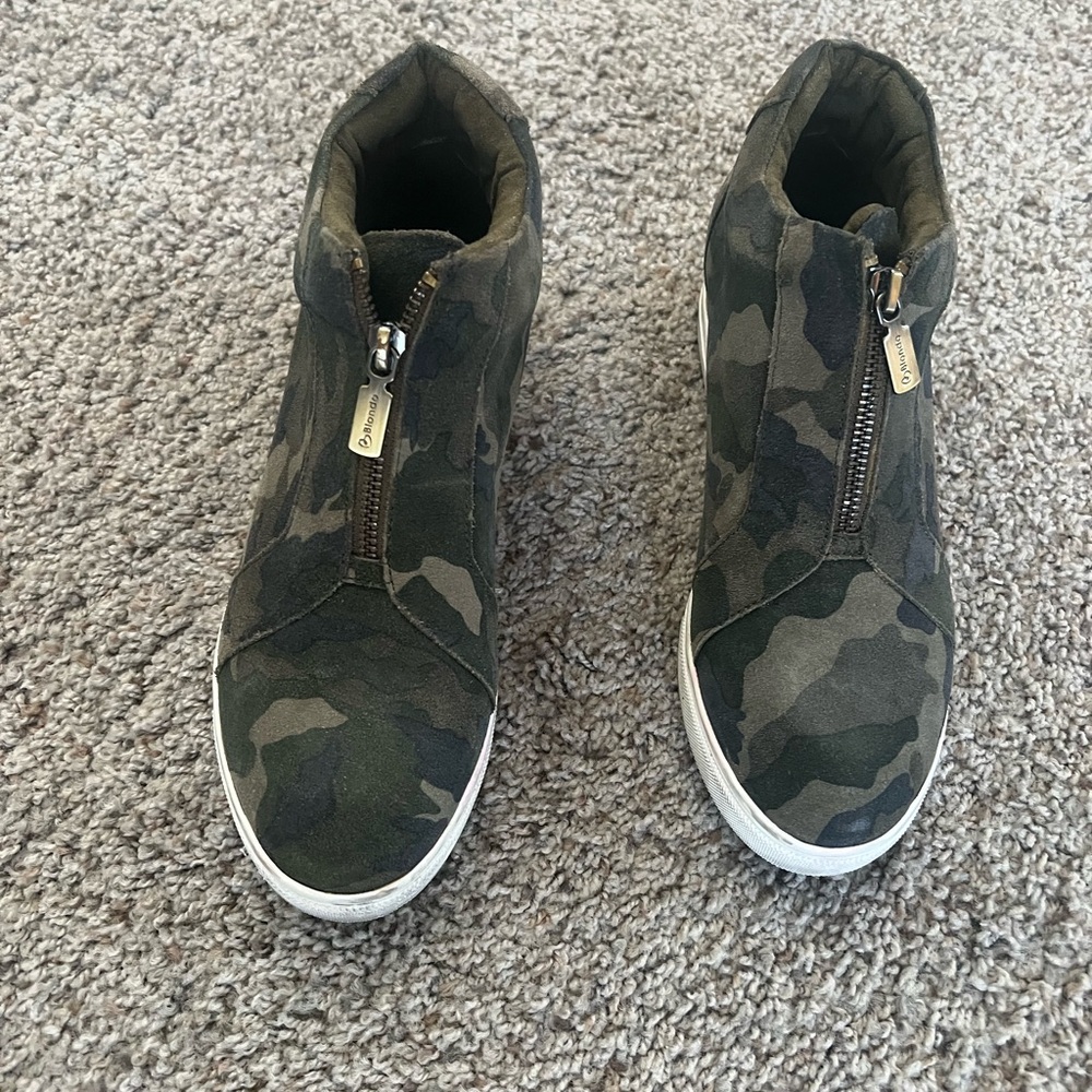 Waterproof sneakers